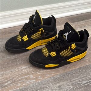 Air Jordan Retro Thunder Sneakers 10